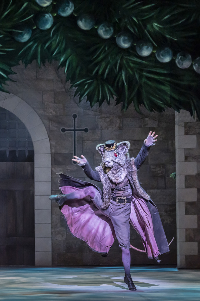 Záběry z klasického představení Louskáček v podání  Anglického národního baletu.