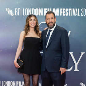 Adam Sandler s manželkou Jackie, kterou si vzal před 22 lety.