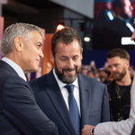 Adama kdysi neodradil od přátelství s Georgem ani fakt, že všechny ženské letěly po jeho parťákovi.