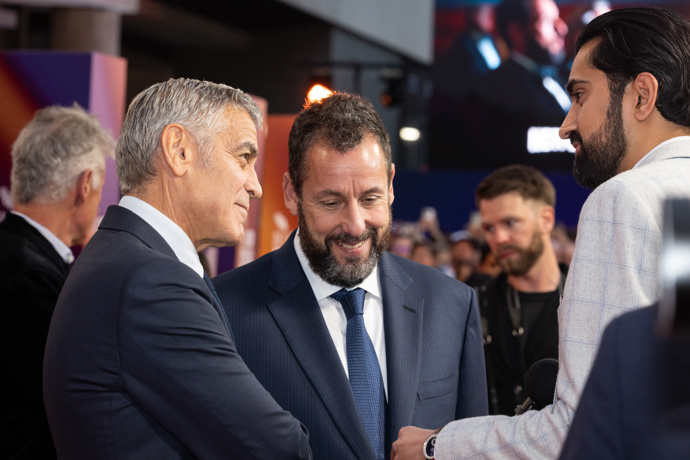 Adama kdysi neodradil od přátelství s Georgem ani fakt, že všechny ženské letěly po jeho parťákovi.