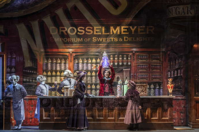 Záběry z klasického představení Louskáček v podání  Anglického národního baletu.