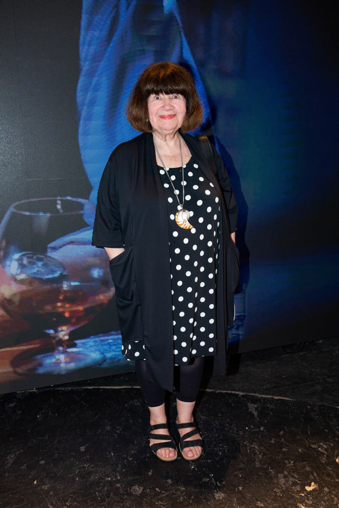 A také sama se sebou mluví. V duchu samozřejmě.