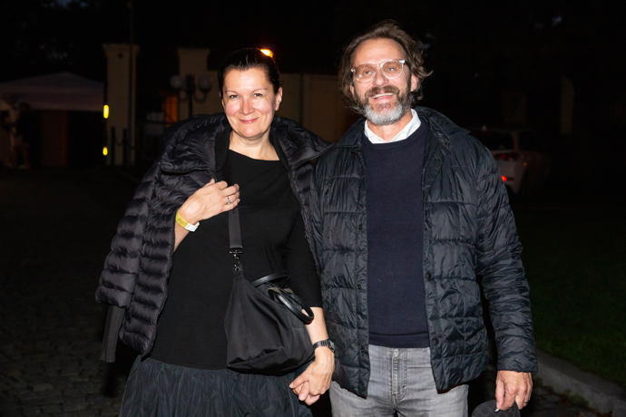 Po druhé třídě se jejich cesty rozešly a stýkat se začali až po revoluci. Před 10 lety z toho vznikla láska.