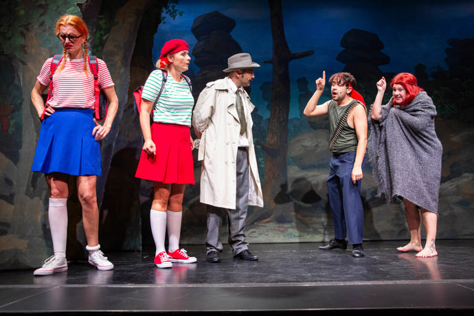 Komornější představení vás dostane svým "mládkovským" humorem a také známými písničkami. 