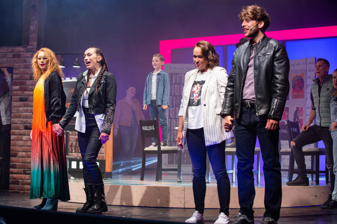 Na jevišti se střídá řada skvělých muzikálových zpěváků.