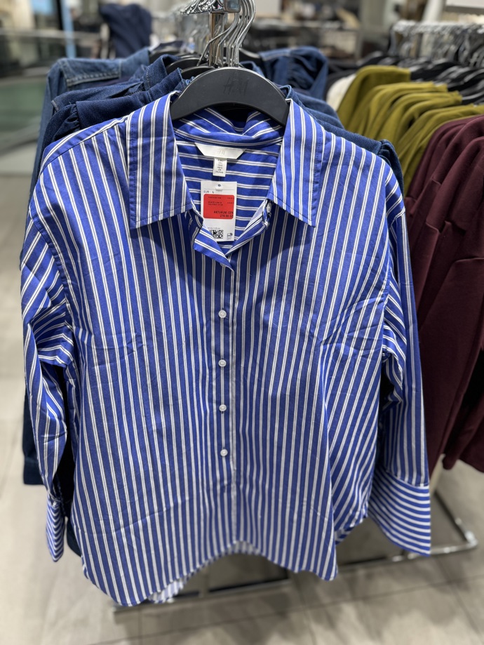 Košile je také skvělý kousek ke koupi ve slevách, ale i tady jsme našli rozdílnou cenu na e-shopu a v obchodě. 