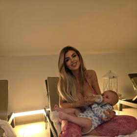 Lela Ceterová s malým synem. 