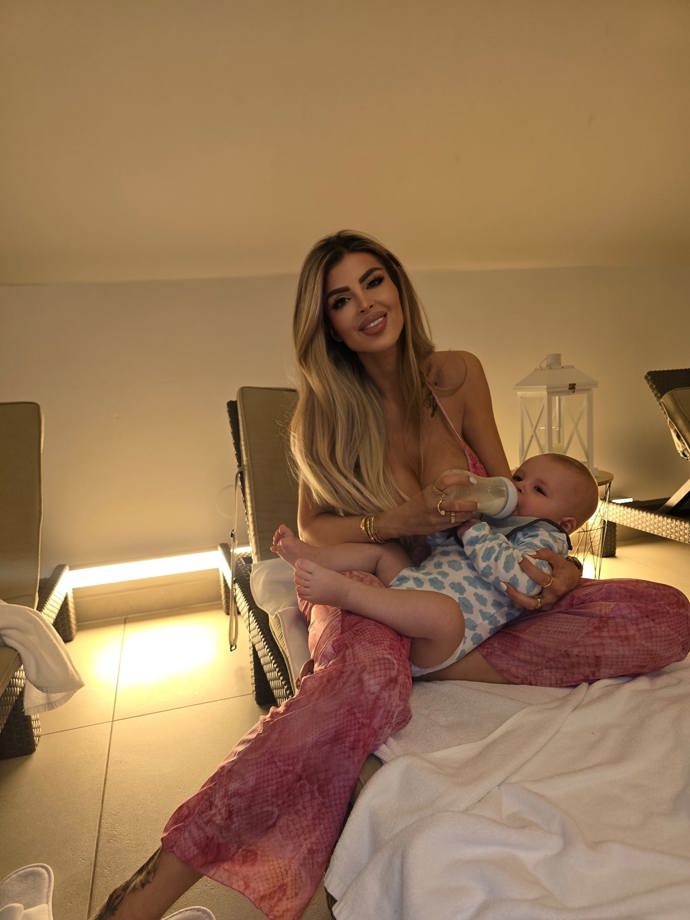 Lela Ceterová s malým synem. 