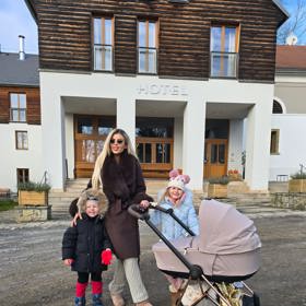 Lela Ceterová s dětmi.