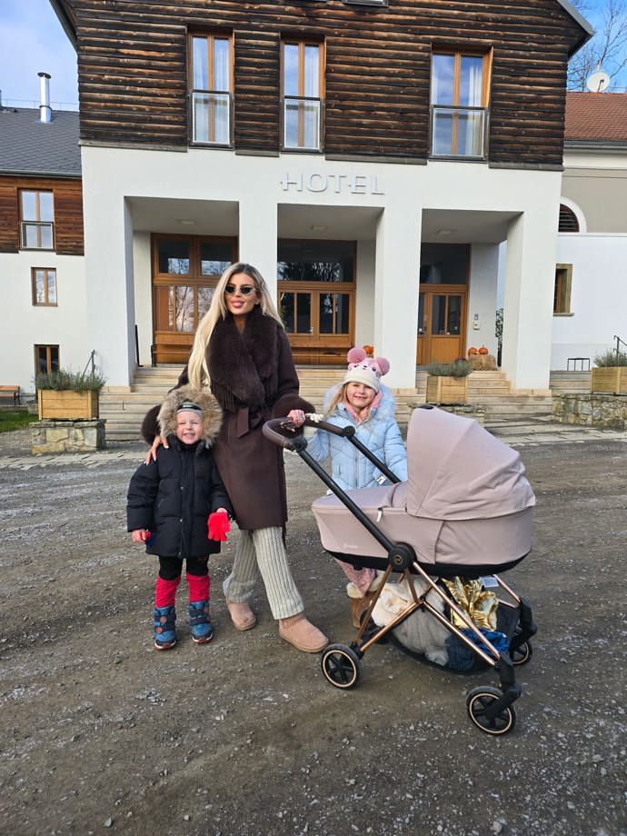 Lela Ceterová s dětmi.