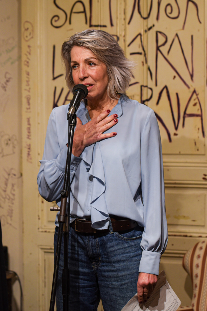 Po modré halence s volány nedávno sáhla zpěvačka Marcela Březinová.