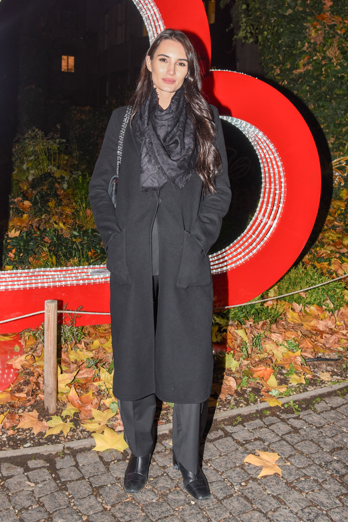 Kristýna Schicková vyráží večer na procházku v černém kabátu. 