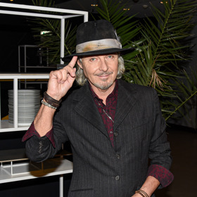 Na své klobouky nedá zpěvák dopustit. Tento letos vynesl na předávání cen Český slavík.