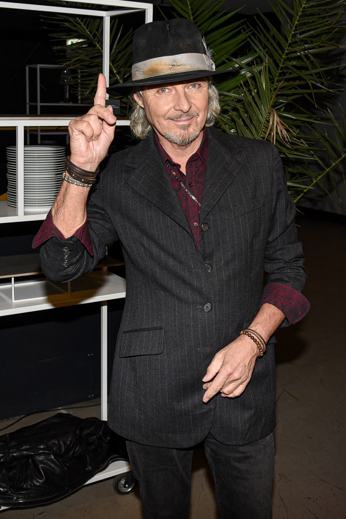 Vyrábí se unikátní metodou, kdy se polije benzínem a zapálí.