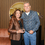 Stačí jí denní a noční krém. Na snímku s partnerem.