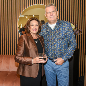 Stačí jí denní a noční krém. Na snímku s partnerem.