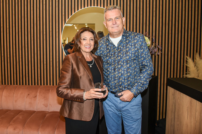 Stačí jí denní a noční krém. Na snímku s partnerem.