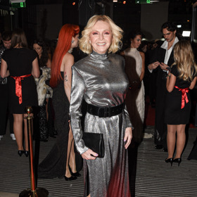 Metalické šaty v jednoduchém střihu a doplněné neutrálními doplňky třeba v černé barvě působí pořád výrazně, ale harmonicky.