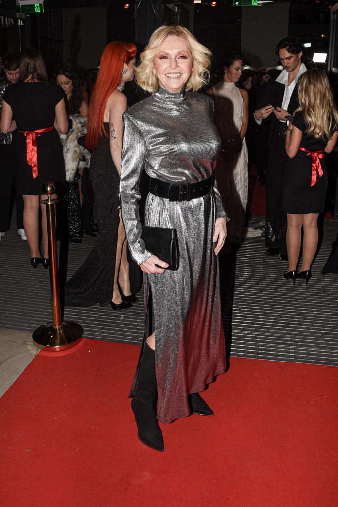 Metalické šaty v jednoduchém střihu a doplněné neutrálními doplňky třeba v černé barvě působí pořád výrazně, ale harmonicky.