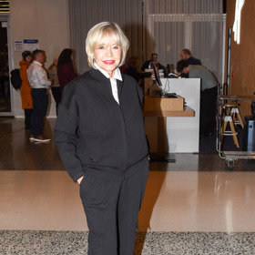 Nenuceně šik herečka vypadá i v tomto jednoduchém, ale promyšleném looku.