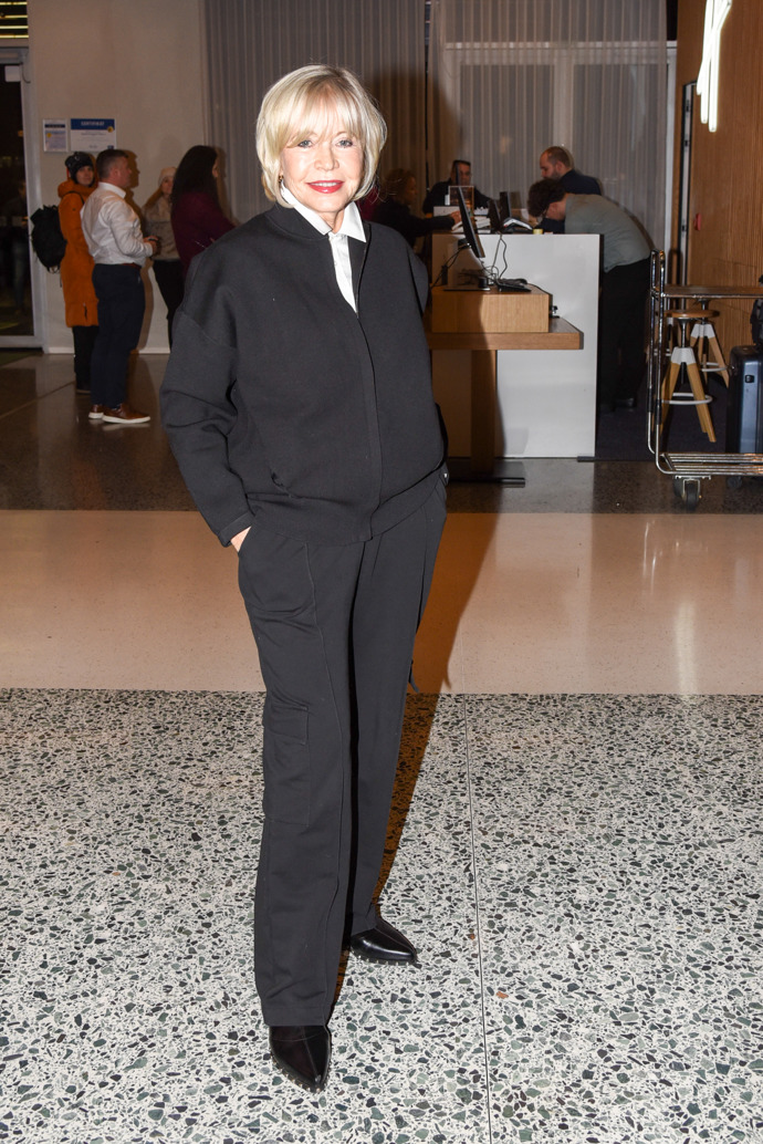 Nenuceně šik herečka vypadá i v tomto jednoduchém, ale promyšleném looku.