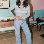 Později si zašla do kavárny na vafle a oblékla k tomu pohodlné džíny a svetr. 