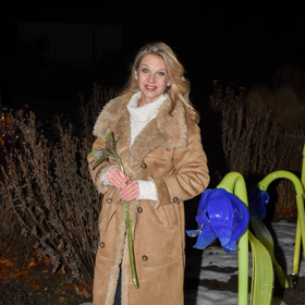 Sabina Laurinová oblékla zimní outfit, který kombinuje nadčasovou eleganci s hřejivým pohodlím.