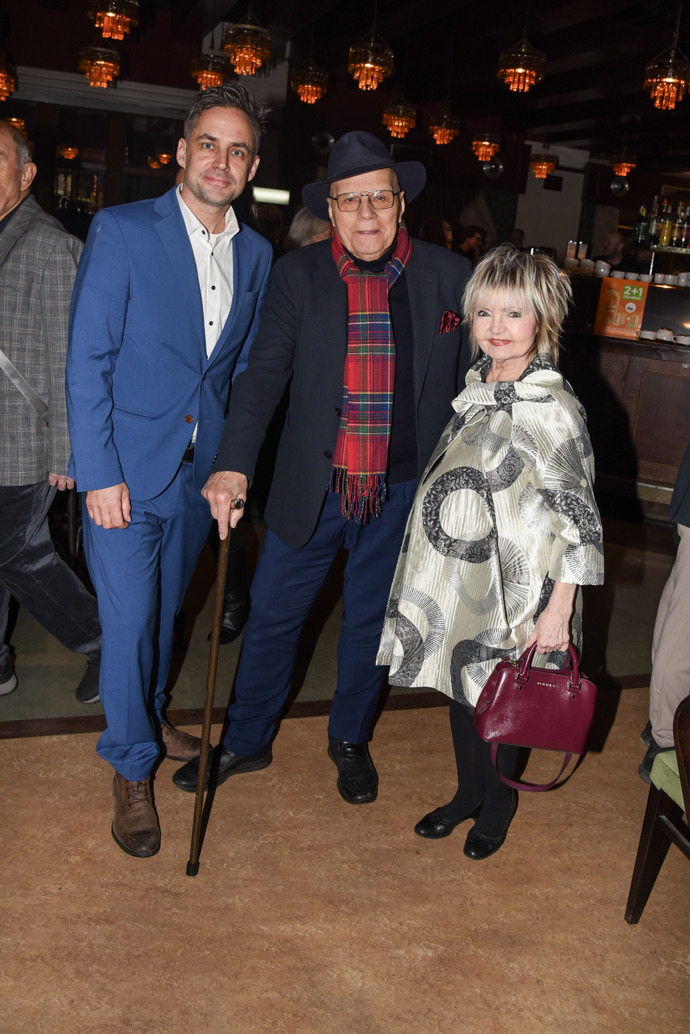 Společnost jim dělal syn Evy Hruškové Zdeněk Rohlíček. Ten oblékl modrý oblek s bílou košilí. 