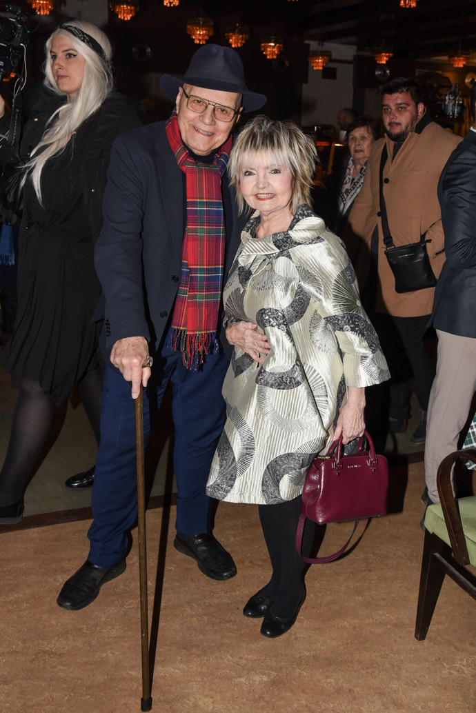 Jan Přeučil a Eva Hrušková, která oblékla stříbrno-šedé koktejlky doplněné o vínovou kabelku. 