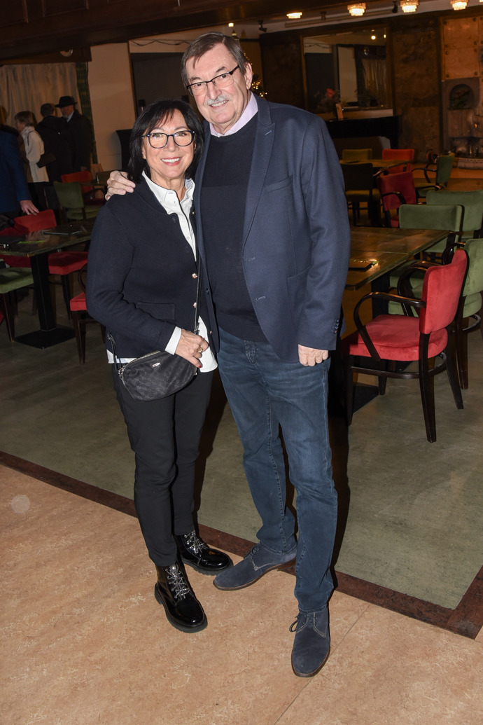 Zdeněk Barták v doprovodu manželky, která oblékla bílou košili a tmavý propínací svetřík. 