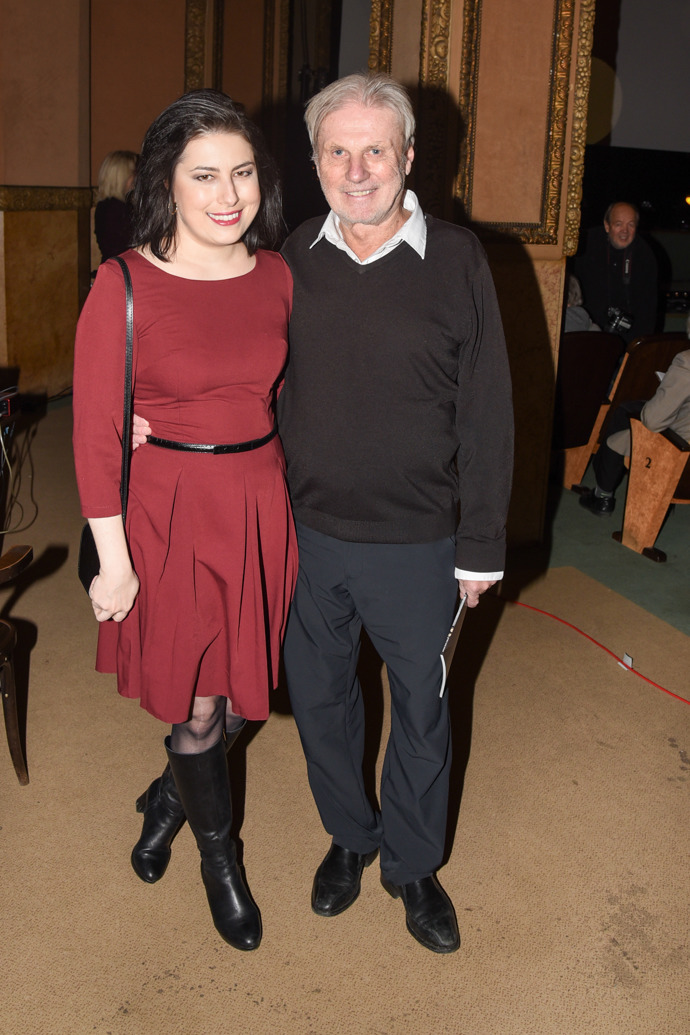 Zdenek Merta se po boku dcery Viktorie po dlouhé době objevil ve společnosti. Viktorie oblékla jednoduché červené šaty s dlouhým rukávem doplněné o černé kozačky. 