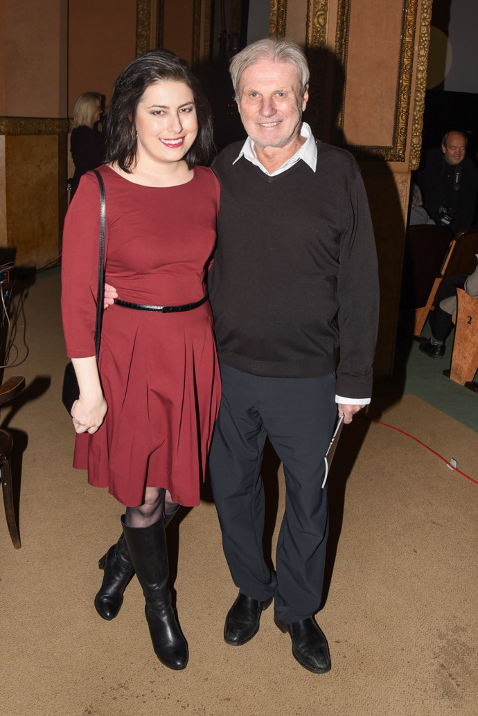 Svoji dceru Viktorii podporuje v televizní soutěži Na lovu. 