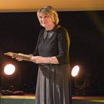 Herečka outfit doplnila elegantními zlatými hodinkami. 