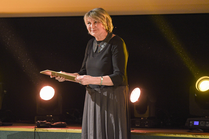 Herečka outfit doplnila elegantními zlatými hodinkami. 