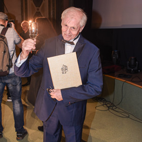 Ladislav Kerndl oblékl slavnostní tmavě modrý oblek. 