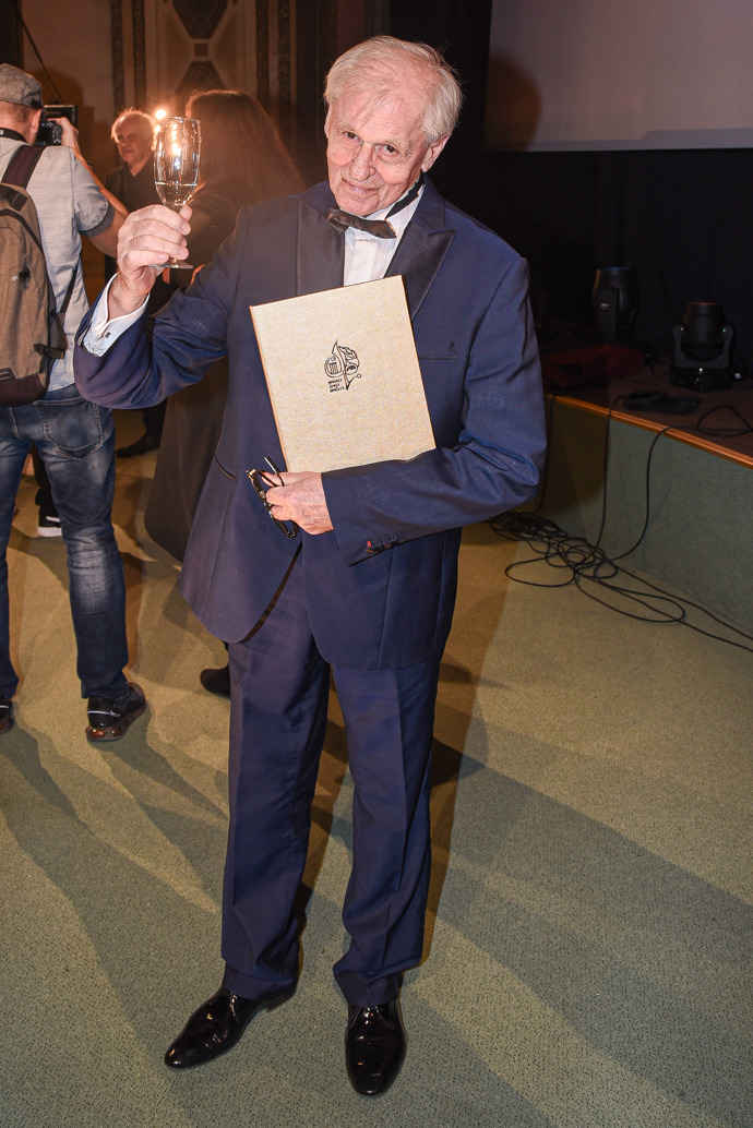 Ladislav Kerndl oblékl slavnostní tmavě modrý oblek. 