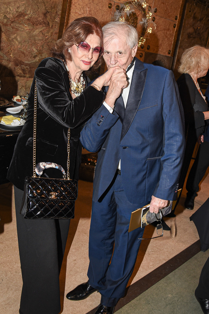 Saskia Burešová si nechala líbat ručku od Ladislava Kerndla a předvedla svoji luxusní prošívanou kabelku Chanel. 