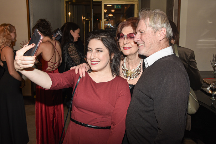 Belladonna z pořadu Na lovu, Viktorie Mertová, si udělala selfíčko se Saskií Burešovou a svým tátou. 