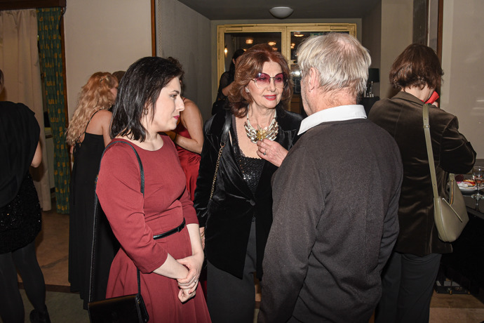 Na večírku se zapovídali se Saskií Burešovou. 