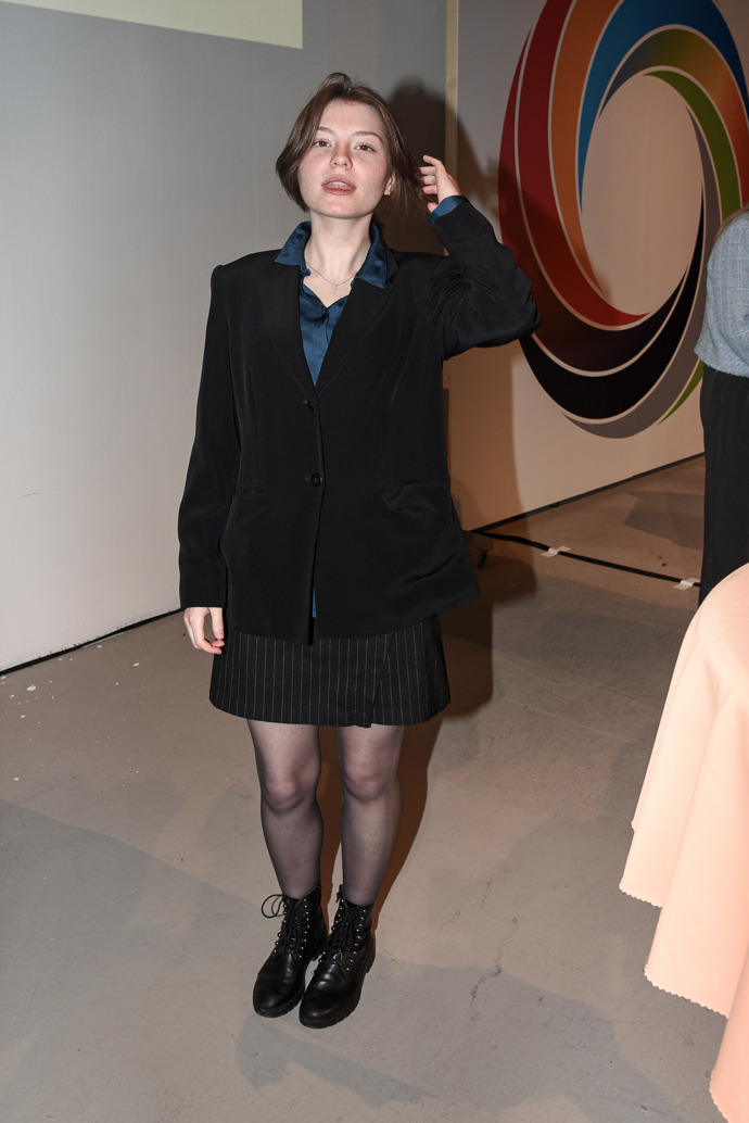 Na tiskovou konferenci oblékla Sophia oversize sako, které suplovalo šaty. 