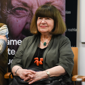 Uršula Kluková nedávno bojovala se zlomeninou krčku, a to po napadení psy.