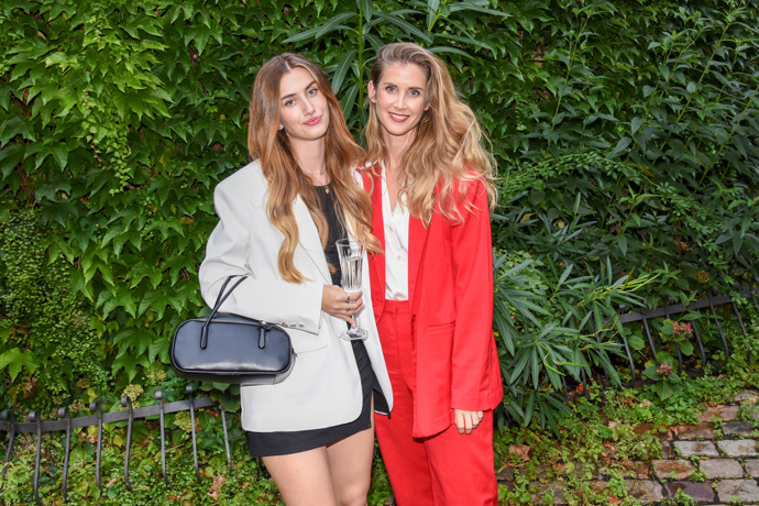 Herečka Jana Bernášková a její dcera, rovněž herečka Justýna Drábková jako by si z oka vypadly. K módě ale každá přistupuje trochu jinak