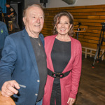 O svou skvěle vypadající pleť se moc nestará. Na snímku s kolegou zpěvákem Petrem Jandou.