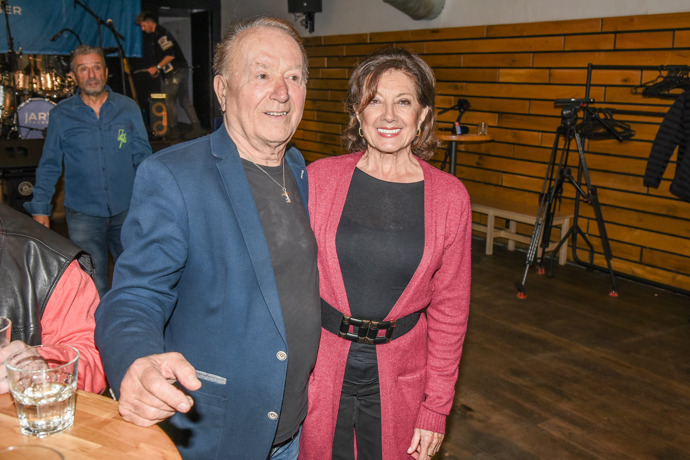 O svou skvěle vypadající pleť se moc nestará. Na snímku s kolegou zpěvákem Petrem Jandou.