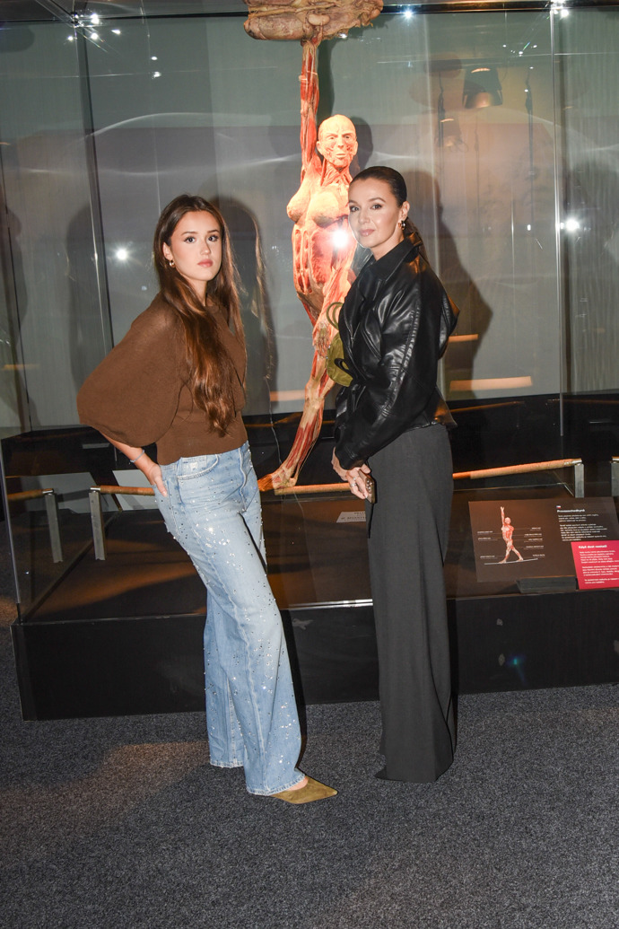 Iva Kubelková a dcera Karolína často oblékají variace na podobné outfity.