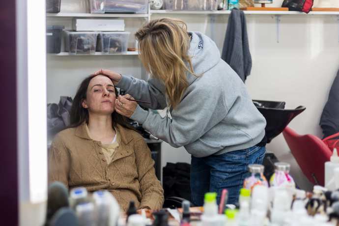 Elizaveta Maximová během líčení u filmu Máma.