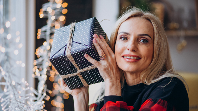 Levné i luxusní sady s dekorativní kosmetikou pro dámy 50+: Vybrat můžete sety s očními stíny, řasenkou i rtěnkou