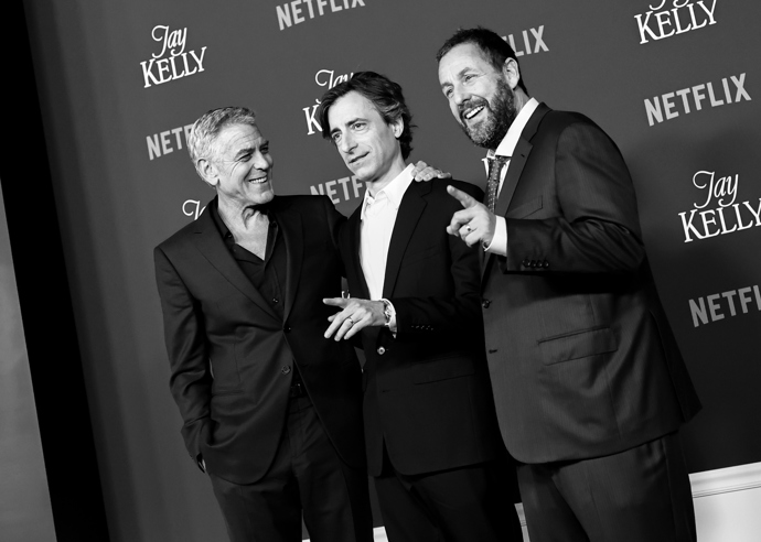 George Clooney, režisér Noah Baumbach a Adam Sandler na premiéře snímku v Los Angeles.