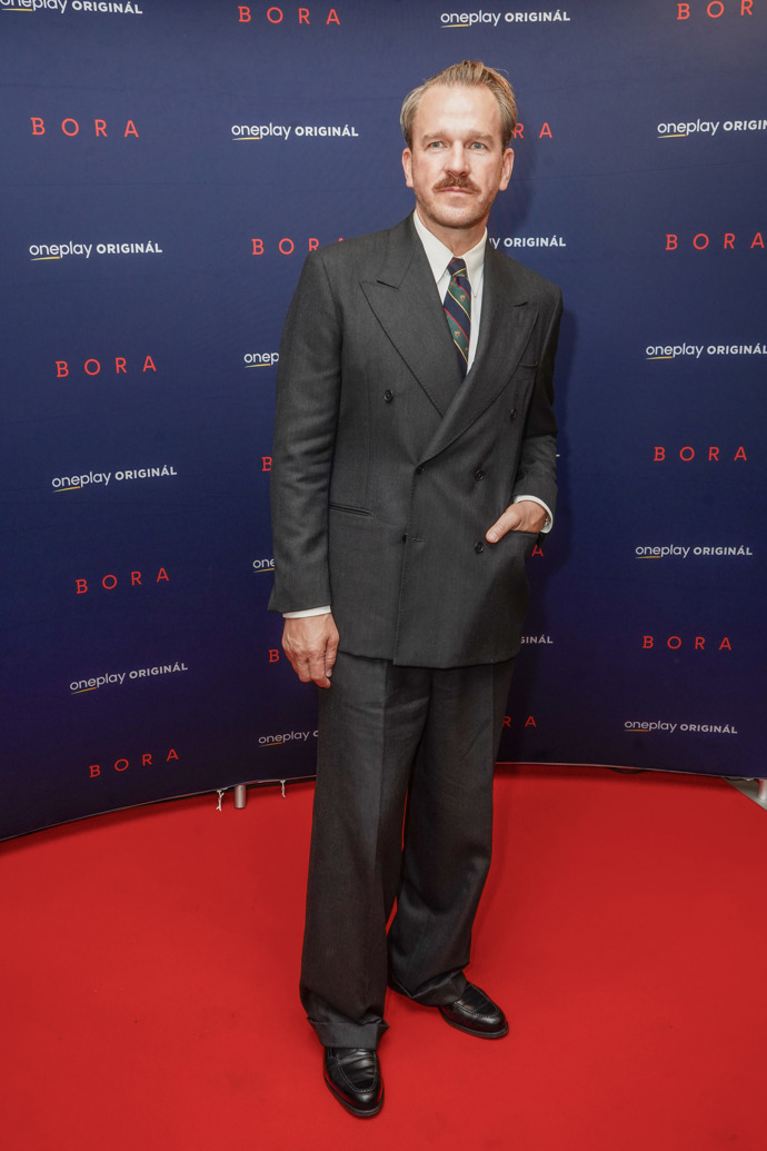 Sympatický herec sází i na volnější střihy.