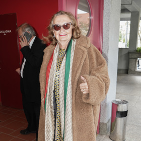 Eva Holubová to podobně jako Sabina Remundová překombinovala. Huňatý kabát jí neprokázal moc dobrou službu, stejně jako značková šála. 